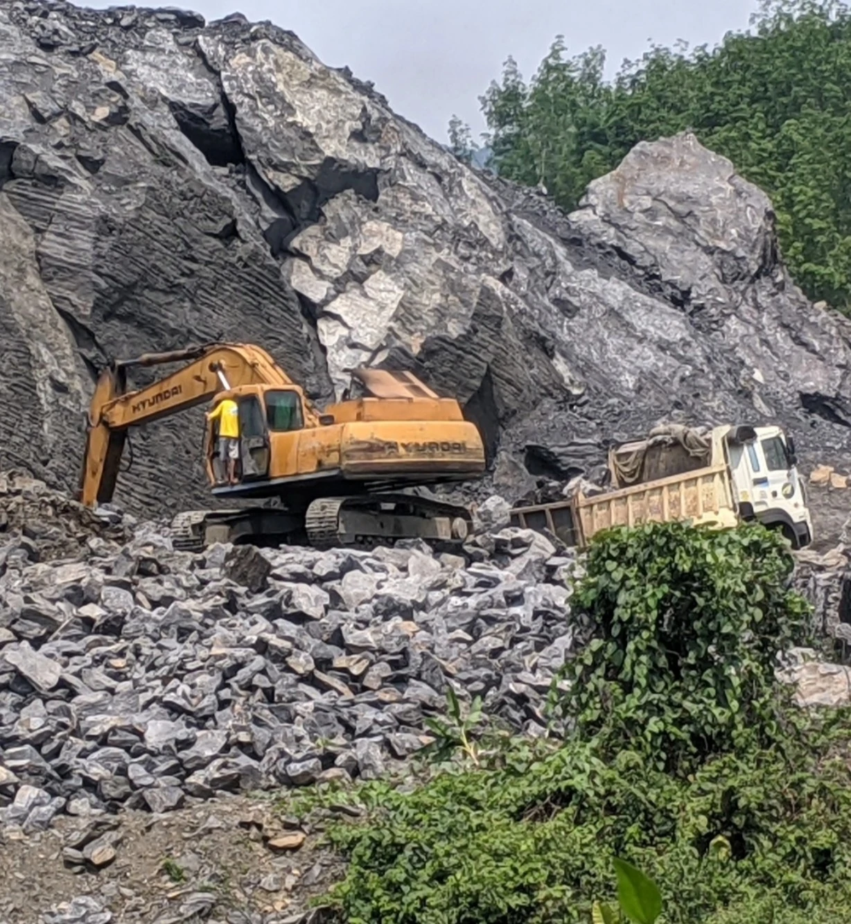 Mỏ đá Công ty Tiến Thịnh tại Hà Trung bị tạm dừng hoạt động do phát hiện hang động