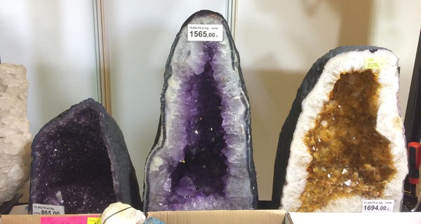 Tôi đã sốc nặng khi đi mua đá phong thủy ở trời Tây với giá 1 bữa ăn trưa, chỉ bằng 1/3 đến 1/5 giá đá ở Việt Nam