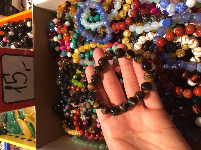 Ở nước ngoài: bán cả rổ