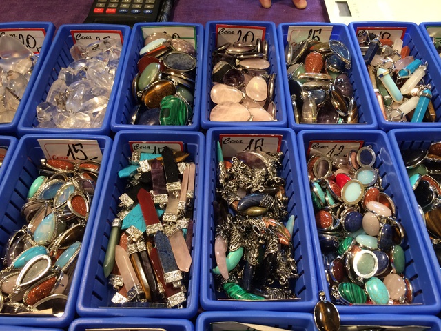 Đá mắt hổ, thạch anh hồng, lapiz, kim sa, aventurine, thạch anh trắng, turquoise được chế tác thành mặt vòng nhiều hình dạng, bán với giá 12 – 20 PLN (70 – 120 ngàn VNĐ)