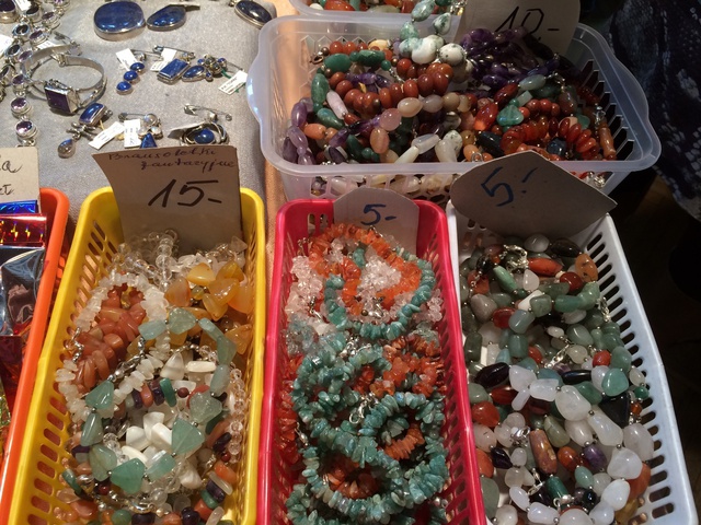 Chuối vòng đeo tay từ mã não, aventurine, thạch anh trắng, thạch anh tím… bán với giá 5-15 PLN (30 – 90 nghìn VNĐ)