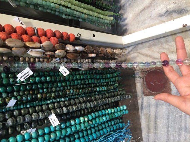 Florite cũng là một khoáng vật phổ biến, có màu xanh lá, tím, trắng… Những ai không biết sẽ “gọi nhầm” là thạch anh tím và thạch anh xanh. Trong hình là một chuỗi 30 cm với giá 360.000 VNĐ.