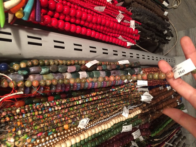 Đá unakite bán theo chuỗi 30 cm với giá 26 PLN (chưa đầy 180 nghìn VNĐ).