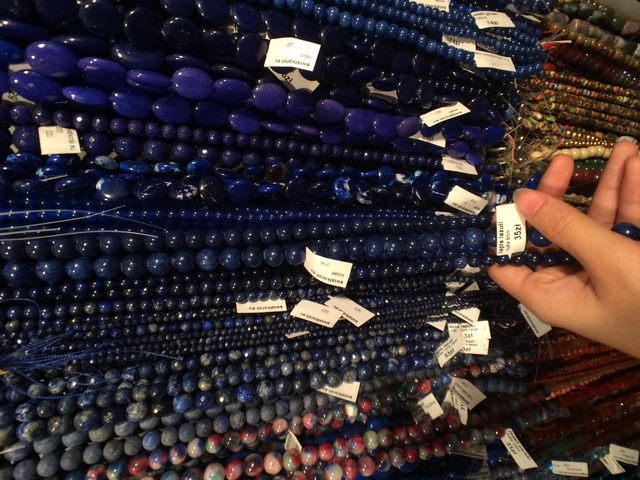 Chuỗi lapiz dài 30 cm bán với giá 35 PLN (khoảng 180-190 nghìn VNĐ).